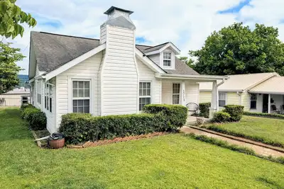 Image de Charming cottage with 3 bed, 2 bath, and amenities in enchanting Guntersville.