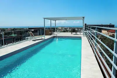 Contemprorary design 2-bedroom apartment in Kingston with WiFi, fitness room, Ac
