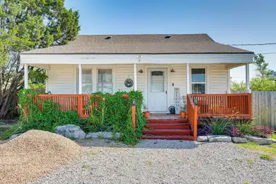 Image de Fire Pit & Yard: Dog-Friendly Spicewood Home