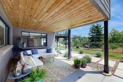 Image de Bright modern home with mountain views, WiFi, patio, and A\/C