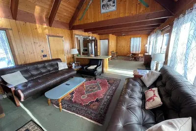 Image de Classic Chalet w/Hot tub + king beds, Mtn 5 mins