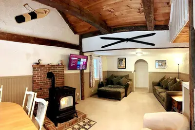 Image de Walk to Pickle Barrel & Jax. Hot tub & Views