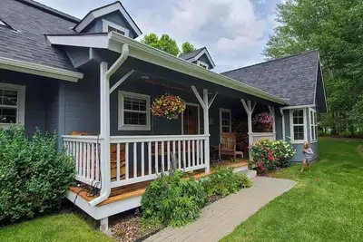 Image de Charming Mountain Getaway in Heart of Hailey + Gorgeous Yard & Hot Tub!