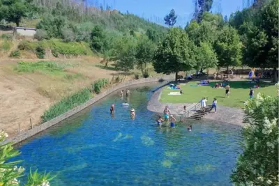 Image de Conforto e Tranquilidade Junto de Praia Fluvial no Verde do Pinhal Interior