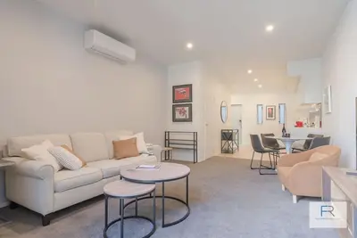 Image de Executive city-fringe Townhouse| by Furnished Rentals