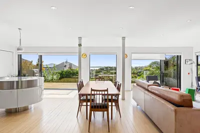 Image de Stunning Poolside Residence| by Furnished Rentals