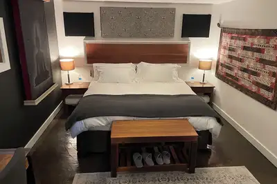 Image de Spacious apartment suite in Portland's Historic Irvington neighborhood.