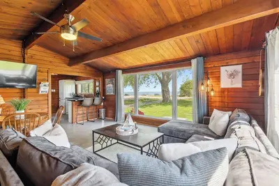 Image de Modern log cottage with panoramic Lake Erie views, minutes from Hippo's patio!