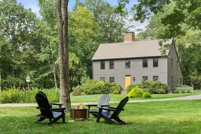 Image de Charming Saltbox Colonial with Modern Amenities