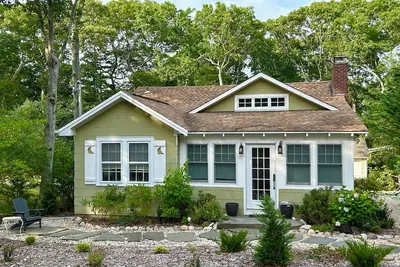 Image de Beautiful charming 1930s fully renovated cottage walking distance to the beach!