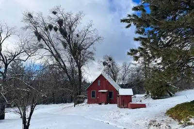 Image de Cute, Cozy, Private, Little Red Cabin right outside Kings Canyon National Park