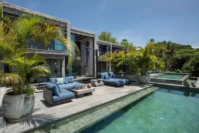 Image de 5 Bed clay beachfront Villa