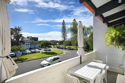 Image de Located just across the road from one of Sunny Coast's most beautiful beaches