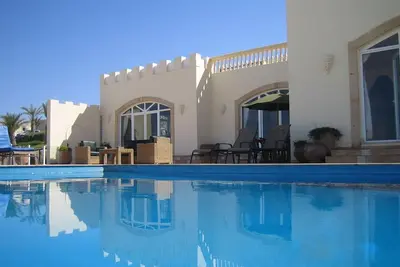 Image de Belle villa face à l'océan avec une piscine privée. 4 km south of Aglou.