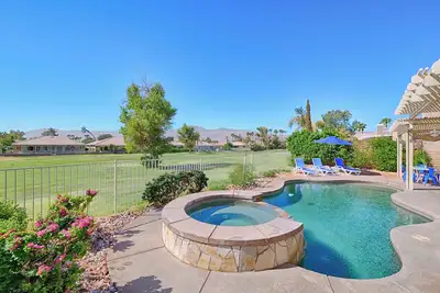Image de Stylish Indio Treasure On The Golf Course w/ Stunning Mountain Views
