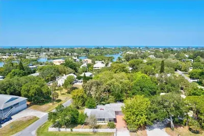 Image de 3 Br Charming cozy coastal house🐬minutes away from Siesta Key & Venice beach