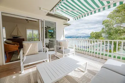 Image de Luxury boutique apartment on the waterfront in the heart of Russell village