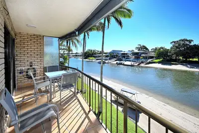 Image de Enjoy waterfront views and a short walk to the beach, restaurants and cafes.