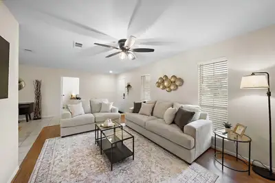 Image de Exclusive Seabrook Villa: Modern+Backyard Seating