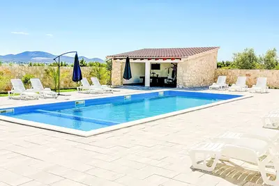 Appartement Zubčić by Interhome