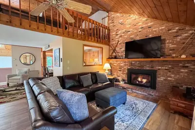 Image de Stonehurst Hideaway | Prime Location + Pool Table