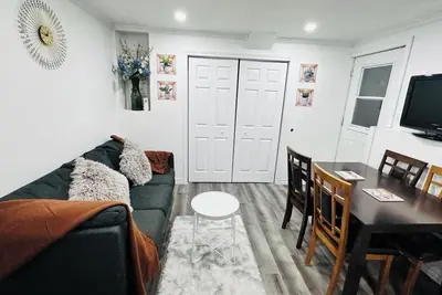 Image de Cozy 2 Bedroom Apartment near St. John's airport with lockbox key Entrance.