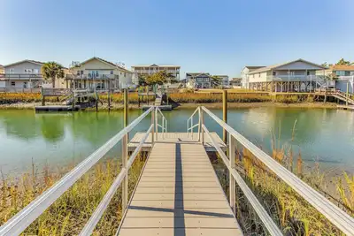Image de Canal-Front Home w/ Deck: Walk to Holden Beach!