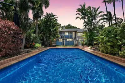 Image de Large Waterfront Home With Pool - CoastHM