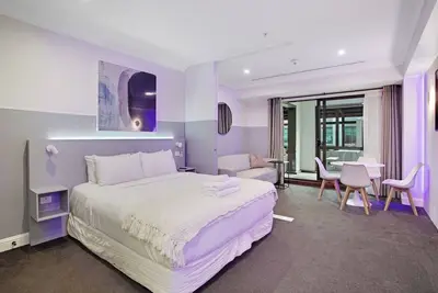 Image de Cozy Studio Retreat in the City By Zodiak Stays