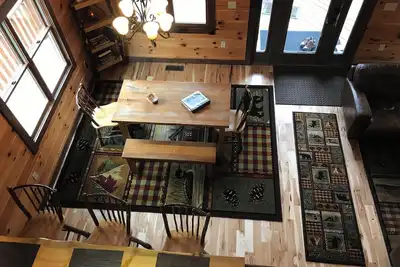 Image de Secluded 3-bedroom cabin on 42 wooded acres with fishing pond, Ac, WiFi