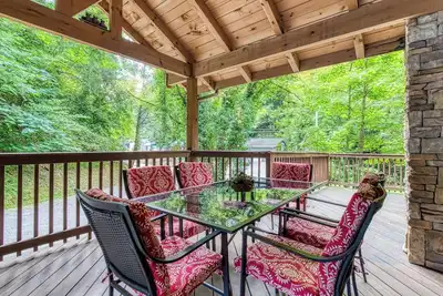 Image de Cozy & Comfy Cabin Between Gatlinburg & Pigeon Forge w/ Hot Tub & Free Tickets