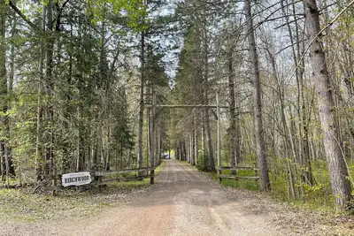 Image de May-October\nBirchwood on the river\n2  Bedroom cottages\nlooking over South River