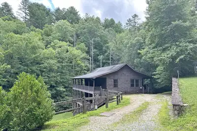 Image de Dream on a Stream Log Cabin Lodge That Has It All!