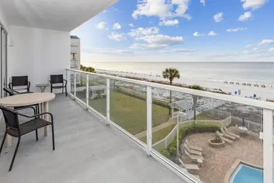 Image de Sterling Sands 306 beachfront with community pool