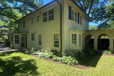 Image de Close to all downtown attractions, a spacious retreat!