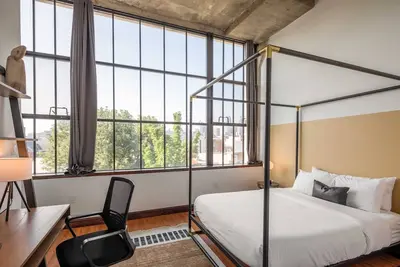 Image de Sosuite | 2br Apt w Balcony, W/D, Gym, On-Site Bar