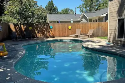 Image de Spacious 4-bedroom 3 bath family friendly with pool and hot tub in central Boise