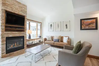 Image de Slopeside: Steps to skiing w/ hot tub & fireplace!