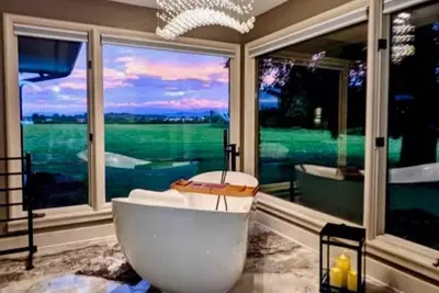 Image de The River Place. Hot tub. Riverfront Mountain View