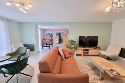 Image de Maison spacieuse avec jardin, près de Disneyland et Reims, idéale pour familles et amis
