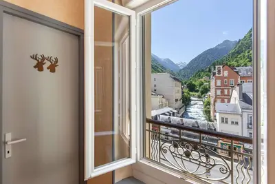 Image de T2 avec vue sur village et montagnes à Cauterets