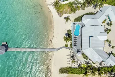 Image de Far Tortuga: 20 Adults Single Level Beach Villa w/ Heated Pool and Private Dock