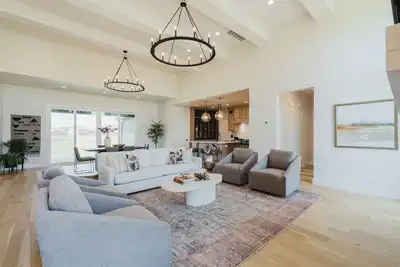 Image de New Listing! New spacious 6-bedroom in Norman!