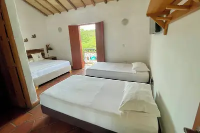 Image de Habitación Familiar Rústica con Vista al Jardín