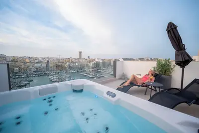 The Address Seafront Penthouse 16 + Hot Tub
