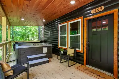 Image de Helms Hollow | Hot Tub, Fire Pit, Movie Theater & Arcade