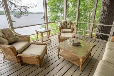 Image de Thompson Lake Cabin Nestled in Majestic Pines - Family Waterfront Escape