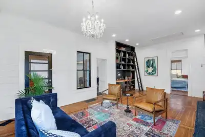 Image de Vintage Bungalow Oasis Near SoCo