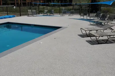 Image de Mountain Resort Studio - 365 day pool, 4 Tubs, Free Parking and Wifi. Sleeps 1-4