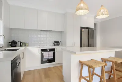 Image de Enjoy picture frame views of Lake Sambell from the living room window!